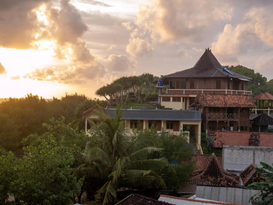 Villa Watu Kodok - Villa Located Close To The Beach Baron Bagian luar foto